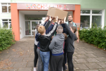 Preisübergabe an der Kirchschule Hövelhof vor Ort (© Kreis Paderborn)